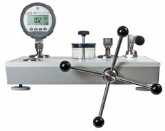 FLUKE Comparison Test Pump Kit: Pressure Calibrator, NIST, Battery, 0 psi Pressure Measurement - Min (MPN P5515-2700G-1). Key specifications — Includes: Gauge; Power Source: Battery; Pressure Measurement Accuracy: +/-0.02%; Brand: FLUKE.